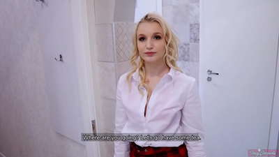 Ung college-jente utro kjæresten sin med vennen hans | POV og cum inni fitta hennes!